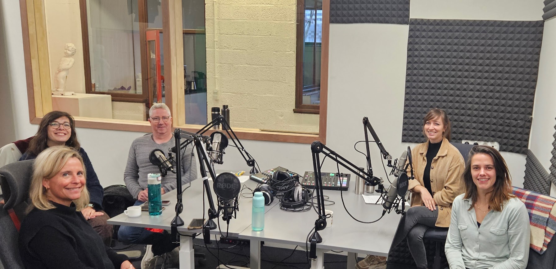 Foto Kelly in de podcaststudio